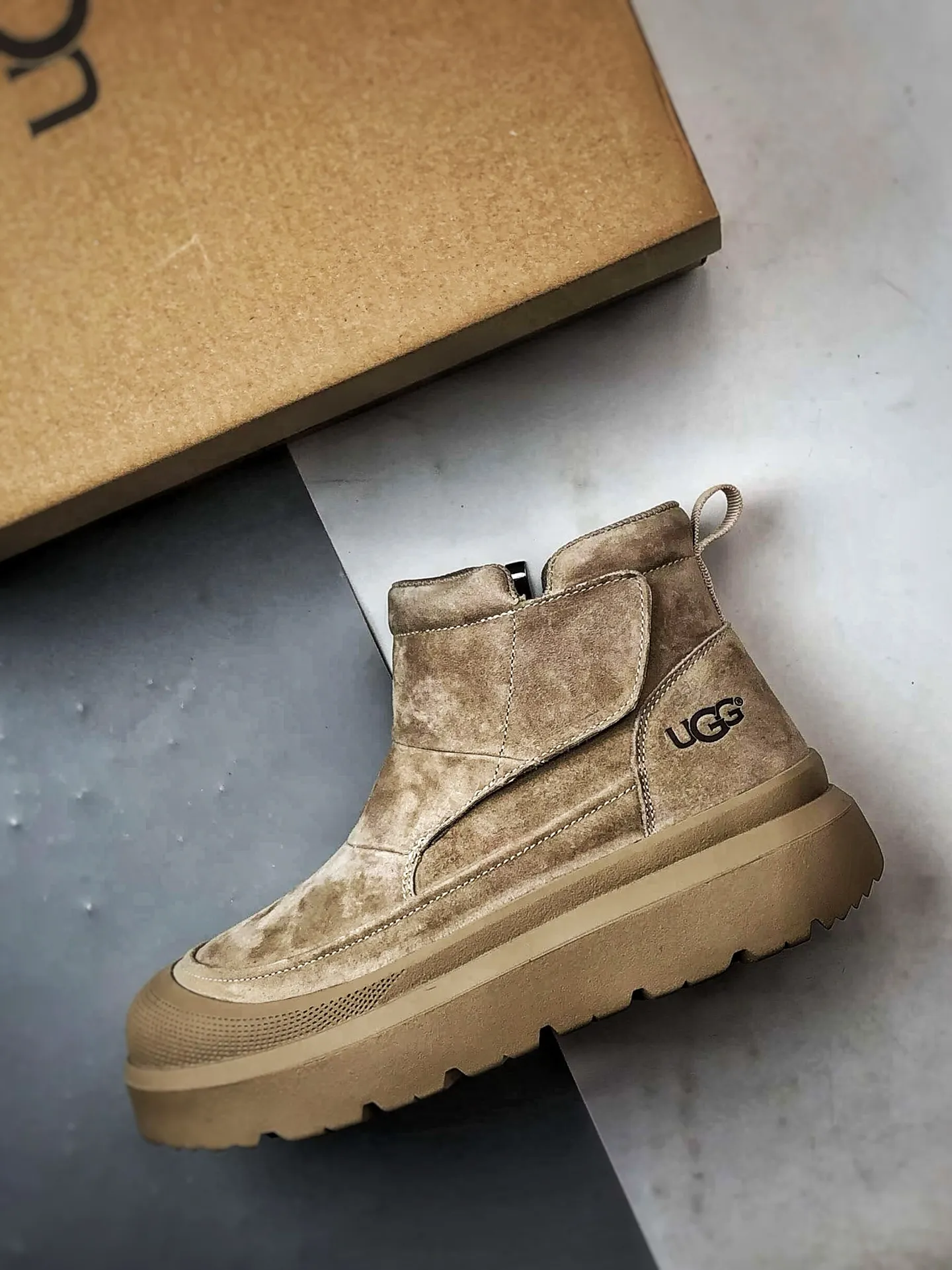 💰560 UGG Tasman Weather Hybrid Tasman hybrid series 2025ss autumn and winter new products Men's high-top thick-soled lightweight casual Martin boots #Purchasing only for quality The fabric is made of imported first-layer cowhide material External high-elastic Modern External non-slip rubber plastic foam ultra-light outsole Side zipper + Velcro design Very easy to put on and take off Made of TPU molded leather upper material #EVA light wing outsole, non-slip, wear-resistant and good elasticity Size: 39 40 41 42 43 44 (leather shoe size)